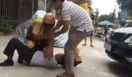 Video: CSGT bị người vi phạm kháng cự, đẩy ngã