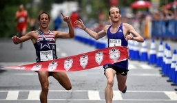 Video: VĐV điền kinh Mỹ mất HCV vì ăn mừng quá sớm