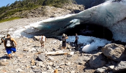 Video: Khoảnh khắc động băng đổ sập lên khách du lịch