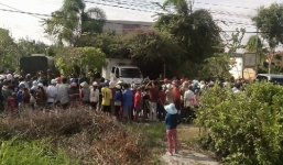 Người dân vây kín hiện trường thực nghiệm vụ sát hại bà chủ quán karaoke