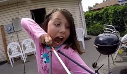 Bé gái tự nhổ răng sữa bằng… cung tên 