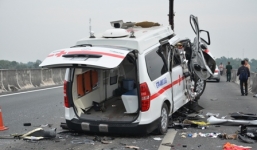 Xe cấp cứu gặp tai nạn, 6 người thương vong