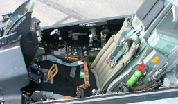 Bên trong buồng lái tiêm kích hàng đầu thế giới F-16