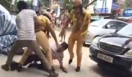 Thả 2 người giật súng, đạp cảnh sát giao thông