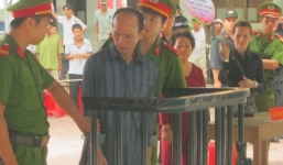 Sát hại vợ vì thấy đi ra từ nhà vệ sinh cùng người đàn ông lạ