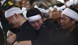 Video: Câu hát 'Cắt nửa vầng trăng cất lên', cả nhà tang lễ rơi nước mắt