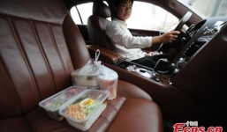 Lái siêu xe đi... giao đồ ăn