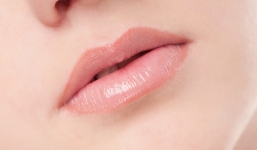 Phương pháp làm môi hồng tự nhiên từ những dưỡng chất đơn giản