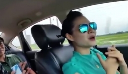 Nữ ca sĩ Sao mai vừa hát vừa thả tay khi lái ô tô bị đưa lên sóng VTV