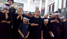 Vợ và gia đình nhạc sĩ An Thuyên nén đau thương trong tang lễ