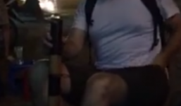 Clip: Anh Tây say thuốc lào bên quán nước vỉa hè Hà Nội