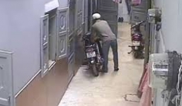 Video người đàn ông trộm tiền trong cốp xe chỉ trong tích tắc
