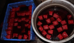 Ảnh: Bên trong cơ sở sản xuất tiết vịt giả siêu bẩn