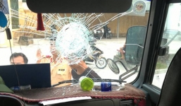 Xe khách bị ném đá vỡ kính ở Hà Nam