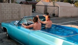 Độc đáo biến chiếc xe Cadillac mui trần thành bể bơi di động