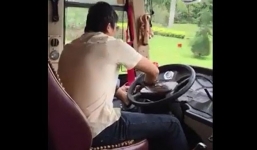 Truyền hình Nga phát clip tài xế Việt vừa lái xe vừa đi giầy