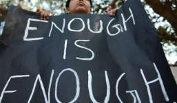 Bé gái 13 tuổi bị mẹ đẻ bắt ép bán dâm 