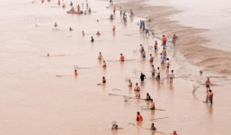 Cận cảnh hàng nghìn người tụ tập bắt cá khi đập xả lũ