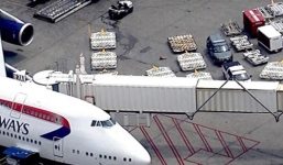 Chồng đánh vợ “trên trời” khiến máy bay phải hạ cánh khẩn cấp