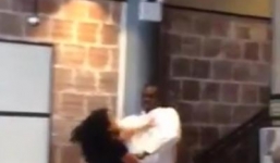 Video: Quản lý nhà hàng đánh nữ nhân viên trước mặt khách