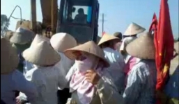 Một phụ nữ bị máy xúc chèn qua người