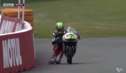 Tay đua văng khỏi xe về đích bằng 'đầu gối'