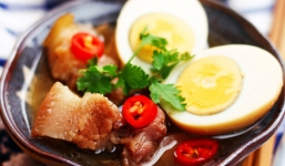 Cách làm món thịt kho tàu với trứng thơm ngon đơn giản 
