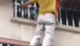 Giải cứu bé trai mắc kẹt ngoài ban công