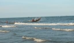 11 ngư dân được cứu trong tình trạng hôn mê sau nhiều giờ trôi dạt trên biển