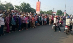 Hàng nghìn người dân đưa tiễn 6 nạn nhân vụ thảm sát