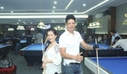 Vợ chồng Bình Minh hạnh phúc chơi bida cùng nhau