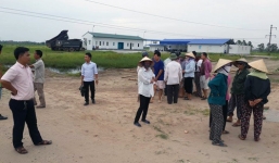 Một phụ nữ bị máy xúc chèn qua người: Chính quyền huyện họp khẩn xác minh sự việc