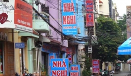 Cán bộ huyện vào khách sạn với vợ người khác bị chuyển công tác