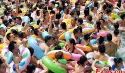 Cận cảnh 8.000 du khách 'nhồi nhét' tại một bể bơi ở Trung Quốc