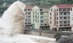 Video: Bão Chan-hom gây sóng cao 10 mét khi đổ bộ Trung Quốc