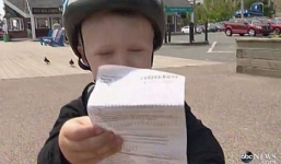 Bé trai 3 tuổi bị cảnh sát phạt vì… đỗ xe đạp sai quy định