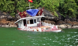 Chìm tàu du lịch trên vịnh Hạ Long, 3 thuyền viên thoát nạn