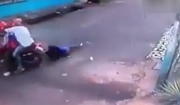 Video: Cô gái bị cướp giật túi xách, kéo lê trên đường