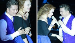 Mỹ Tâm ngượng ngùng khi Đàm Vĩnh Hưng ôm chặt trên sóng trực tiếp