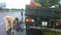 Hi hữu: Tự gây tai nạn tử vong vì mải xem... ôtô lao xuống ruộng