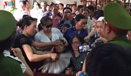 Người nhà bị hại gây náo loạn phiên tòa xử vụ “quan tài diễu phố”