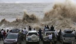 Chùm ảnh: Người TQ liều lĩnh xem sóng lớn trong bão Chan-hom