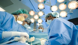 Bệnh nhân thản nhiên nói chuyện với bác sĩ khi phẫu thuật não