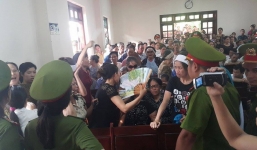 Vụ 'quan tài diễu phố': Mẹ nạn nhân có mặt trong phiên tòa