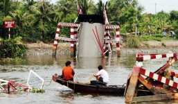 TP.HCM: Xà lan kéo sập cầu Cái Tâm 3 tỷ đồng