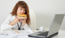 Những thói quen ăn uống sai lầm của dân văn phòng 