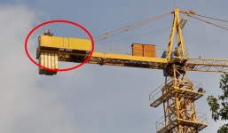 Biên Hòa: Nam thanh niên 'cố thủ' trên cần cẩu 50m suốt 10 giờ