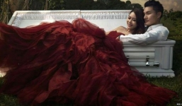 Cặp đôi Singapore lý giải vì sao chụp ảnh cưới cùng quan tài 