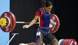 Video: VĐV cử tạ nữ may mắn thoát hiểm sau cú rơi tạ 106 kg