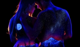 Kì lạ những bức tranh phát sáng trên cơ thể người